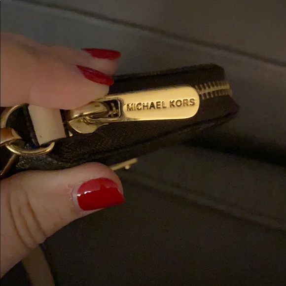 Michael Kors wristlet. - Picture 4 of 4